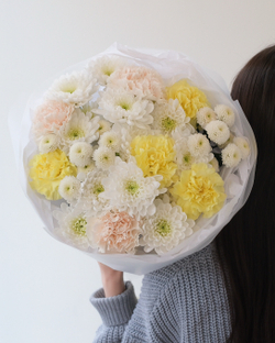 Пастельный букет с диантусами и хризантемами