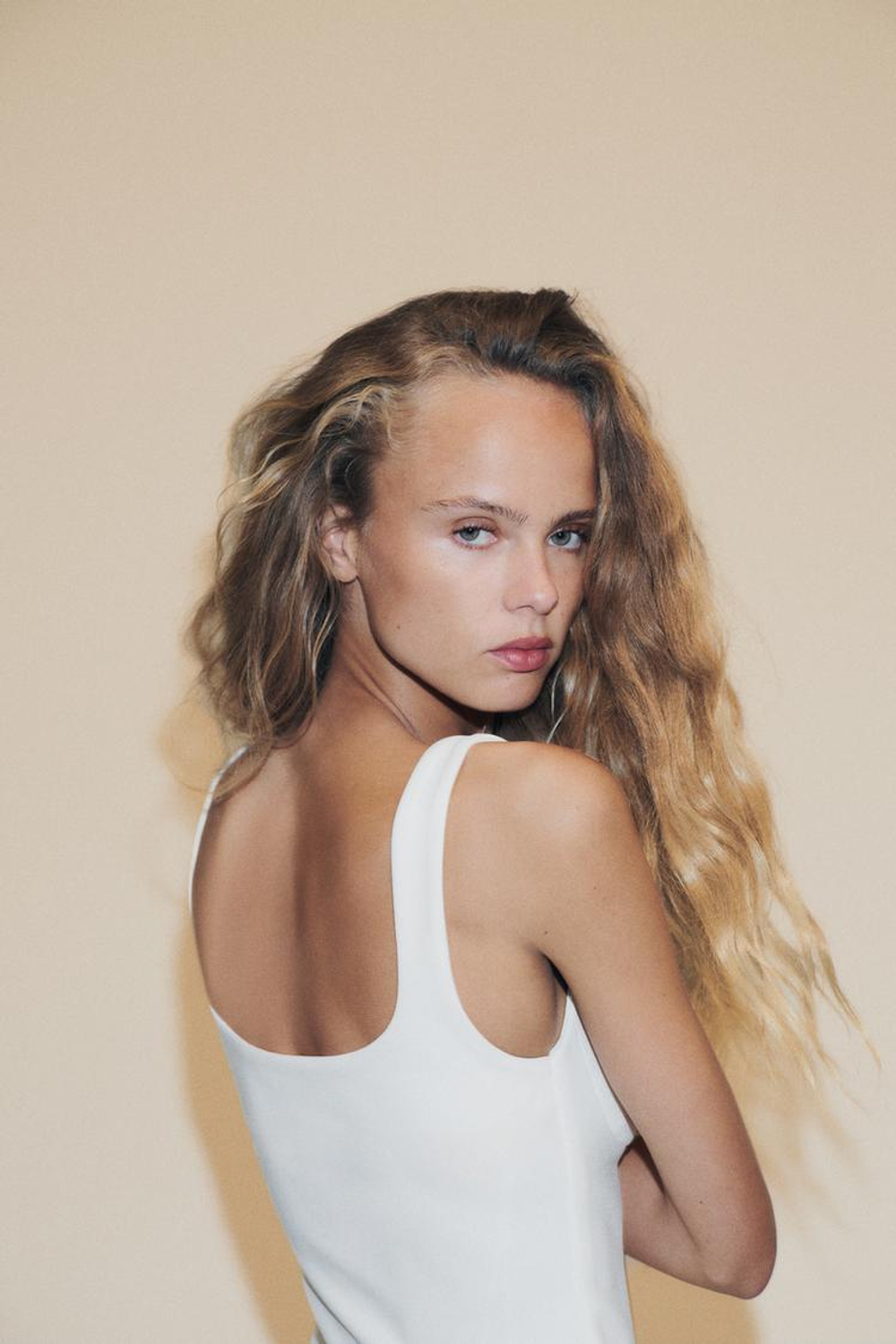 ZARA ТОП ИЗ КРЕПА С ПУГОВИЦЕЙ-УКРАШЕНИЕМ, БЕЛЫЙ