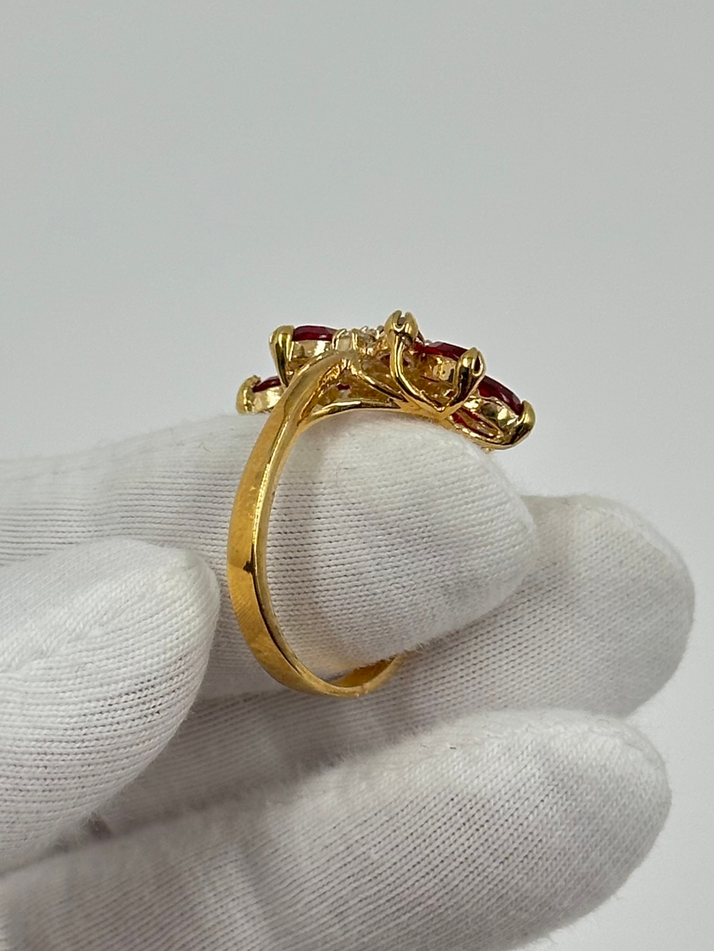 Кольцо с красными кристаллами