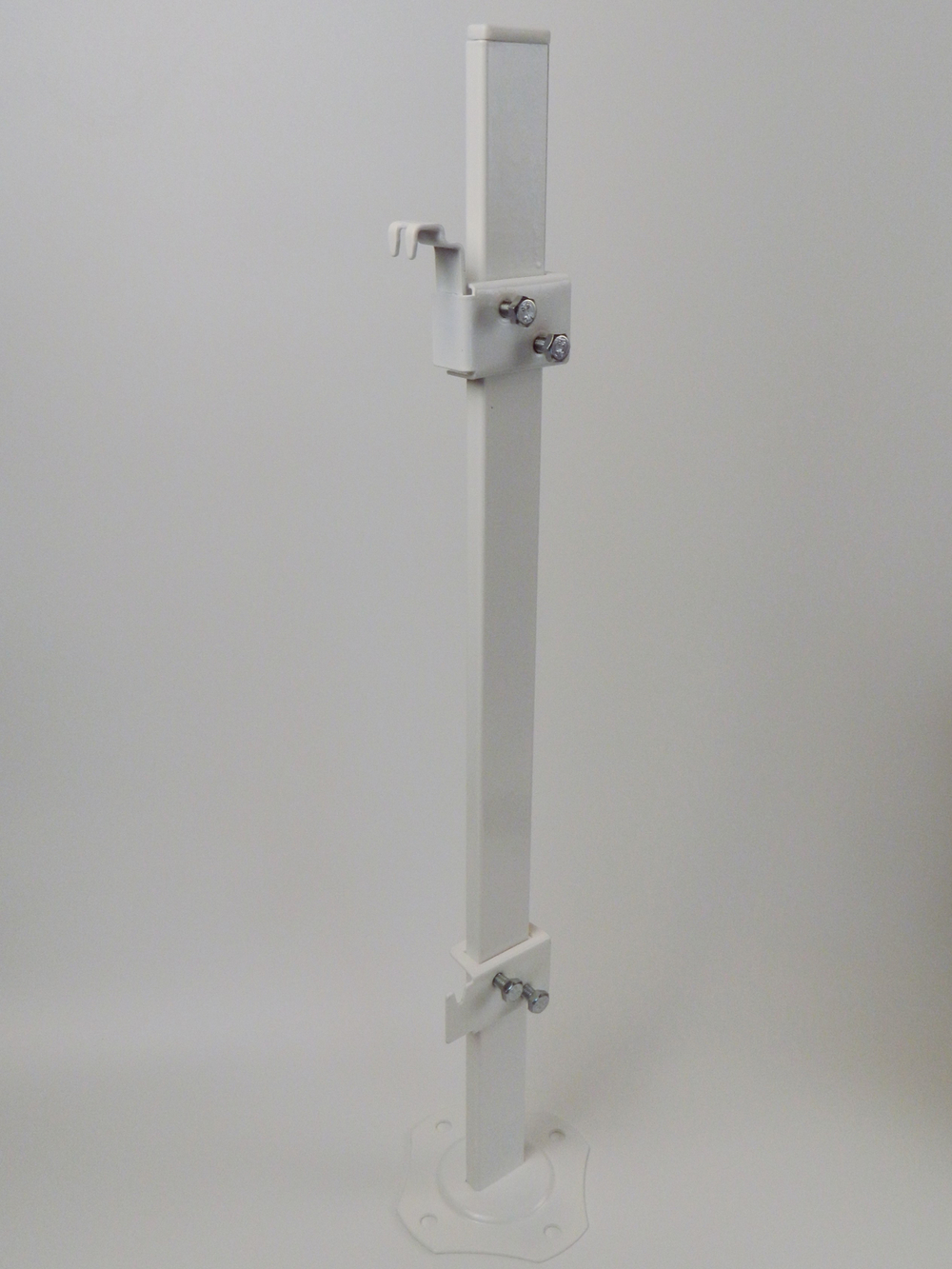 А11.16(ст.30*10) Кронштейн напольный, высота стойки 670 мм. Крепление за заднюю панель радиатора