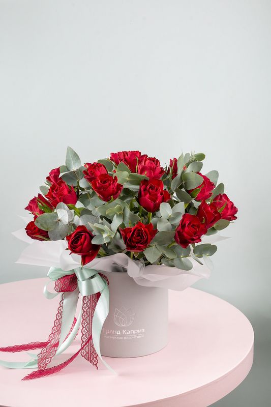 Композиция из роз Мадам Рэд с эвкалиптом