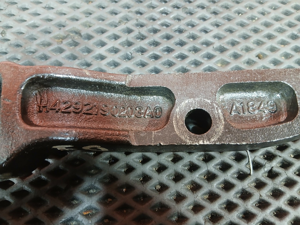 Кронштейн амортизатора нижний левый 2023г