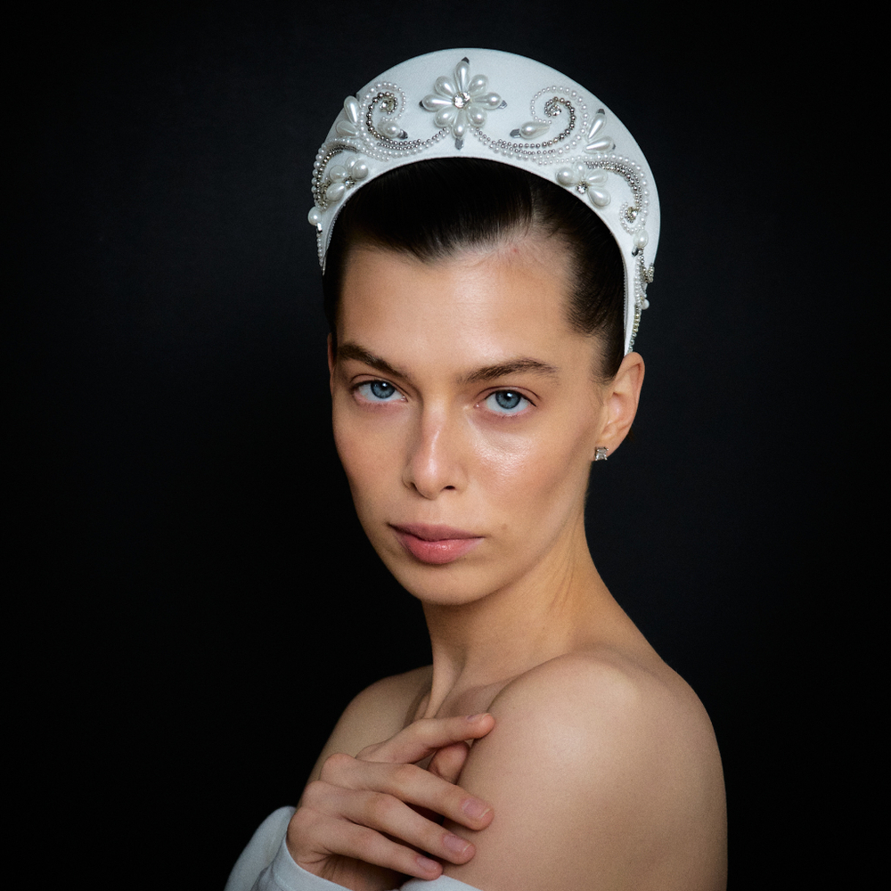 Кокошник M белый с декором из жемчуга и серебристых бусин