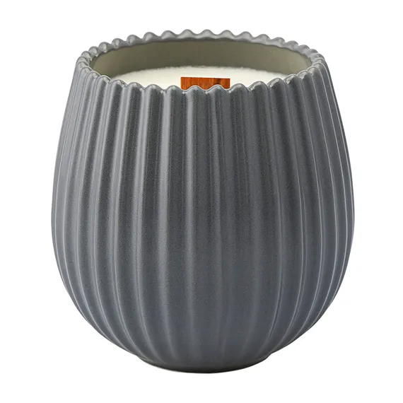 Свеча ароматическая с деревянным фитилём spicy snowflakes из коллекции edge, серый, 60 ч