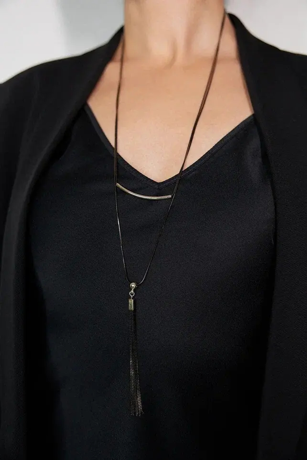 Колье тонкое двурядное с кисточкой, оттенок черно-золотой