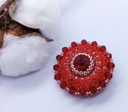 Брошь ручной работы из бисера и страз, кристаллов. / подарок любимой, маме, коллеге, подруге / бижутерия / оригинальный подарок /