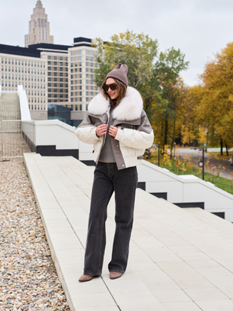 Комбинированный молочный пуховик с мехом