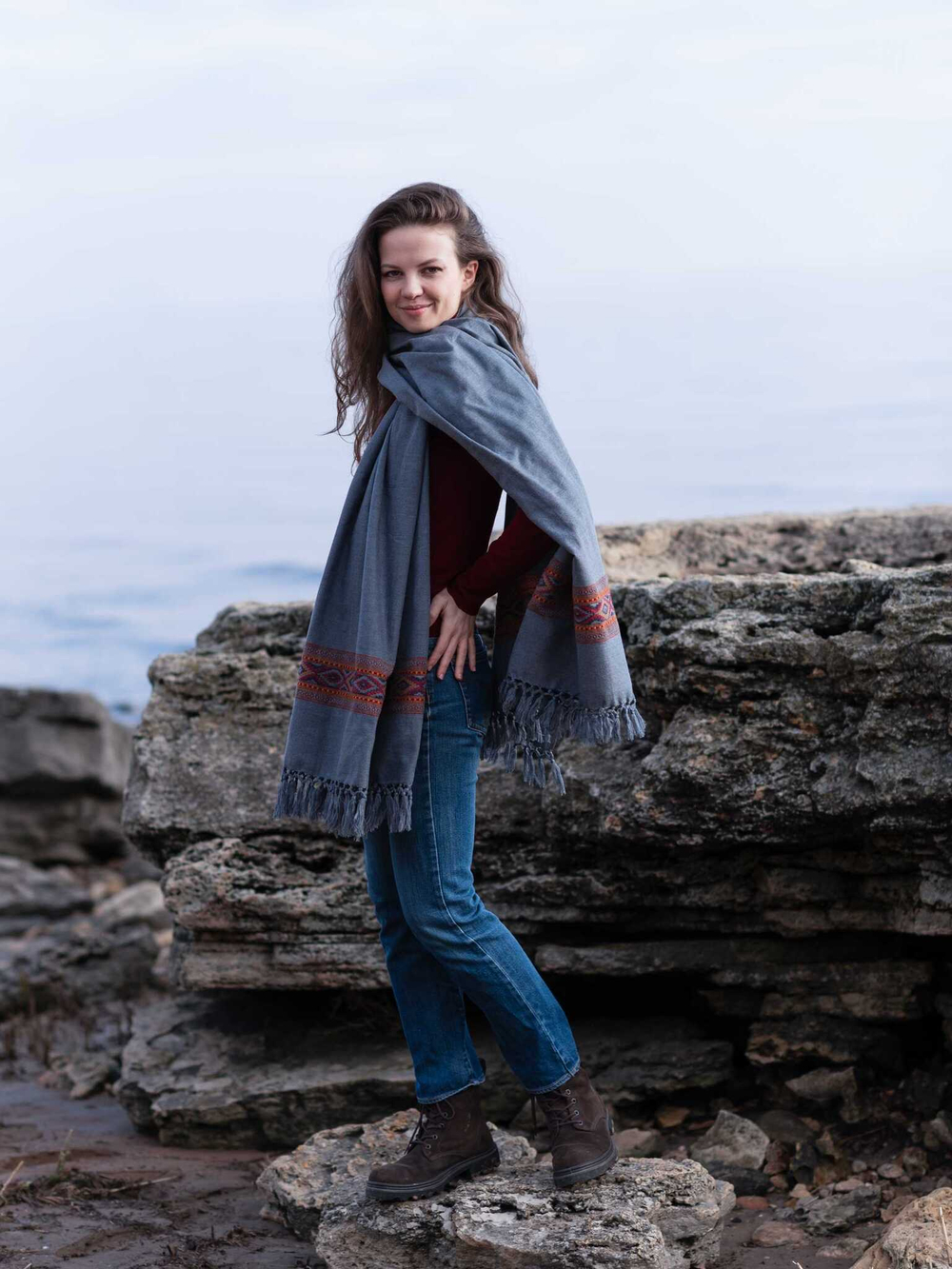 Шерстяной палантин с вышивкой