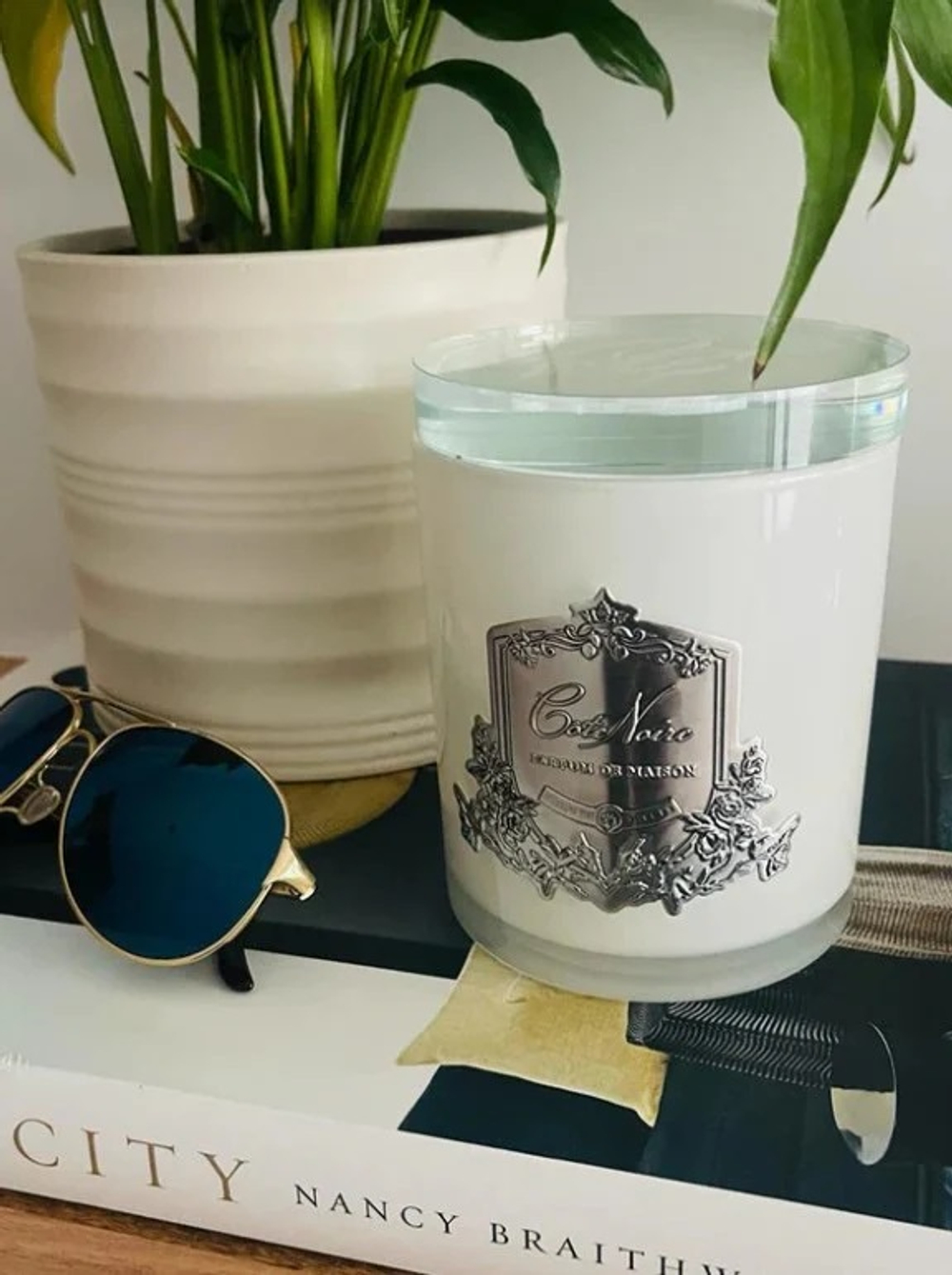 Свеча JASMIN FLOWER 450 гр, белый стаканчик, серебряный декор, время горения 100 Cote Noire 450 мл