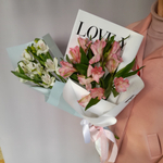 Нежный букетик из розовых альстромерий (3 веточки) в стильной белой упаковке, 50 см