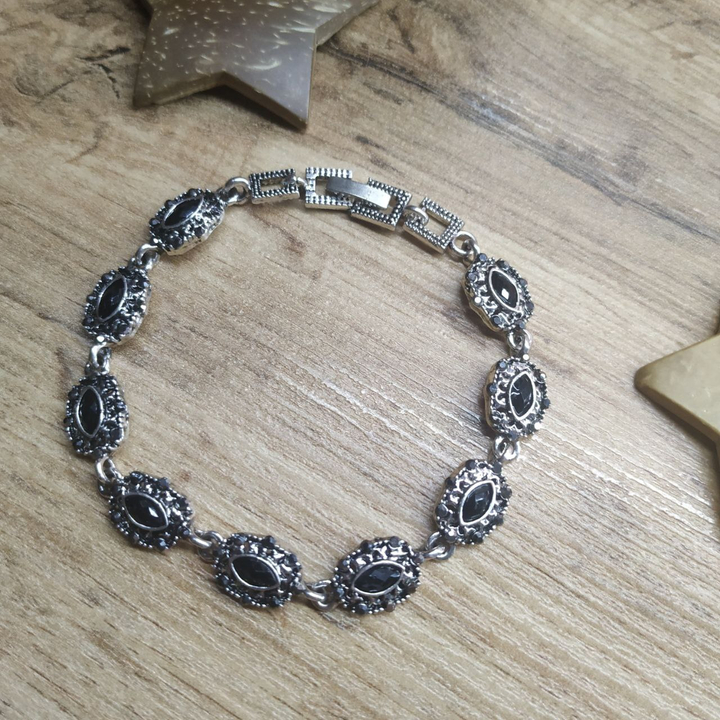 Браслет Vogue Овал стразы графитовые кристалл лепесток черный металл серебристый на красном бархате