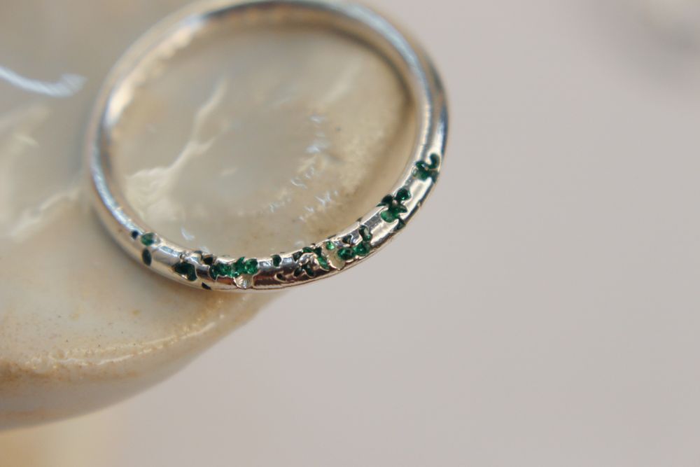Кольцо вплавленные камни, зелёные
