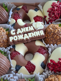 Клубника в шоколаде с шоколадными пончиками
