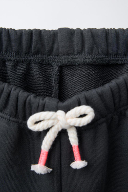 ZARA ОДНОТОННЫЙ КОМПЛЕКТ ИЗ ФУТБОЛКИ И ШОРТОВ-БЕРМУДОВ, АНТРАЦИТОВО-СЕРЫЙ