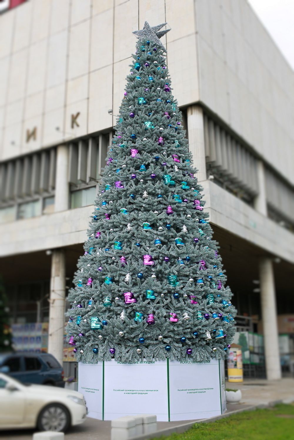 Уличная елка каркасная "Уральская изумрудная" (пвх бело-зелёная) 25 м