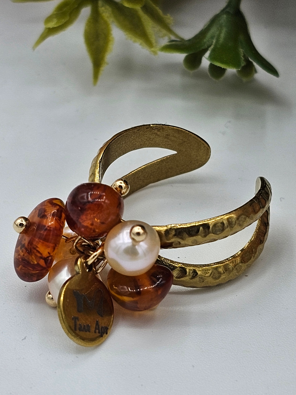 Кольцо авторское с культивируемым жемчугом и натуральными камнями "Янтарь"