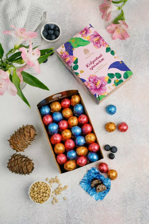 Кедровый грильяж Праздничный / клюква, черника, облепиха / шоу-бокс/ 600 г / ТМ Сибирский кедр