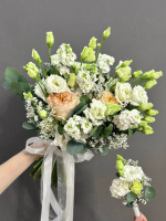 Букет невесты в бело-кремовой гамме и бутоньерка