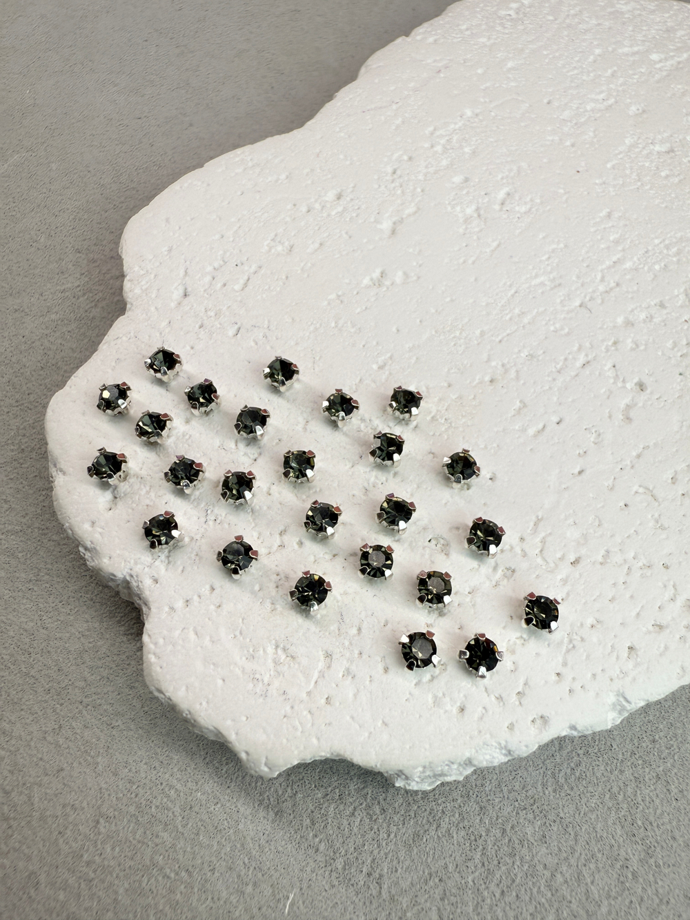 Шатоны 4 мм, Графит в серебре, 25 шт