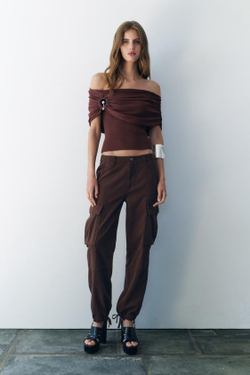 ZARA ТРИКОТАЖНЫЙ ТОП С ОТКРЫТЫМИ ПЛЕЧАМИ И МЕТАЛЛИЧЕСКИМ КОЛЬЦОМ, КОРИЧНЕВЫЙ