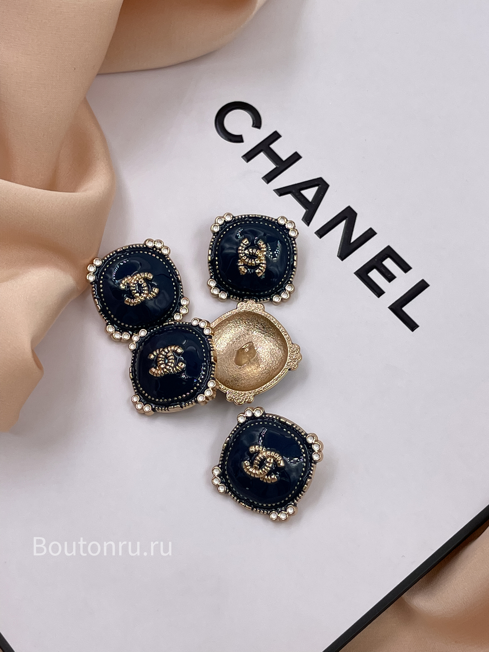 Пуговицы  Шан. неровный квадрат синяя эмаль