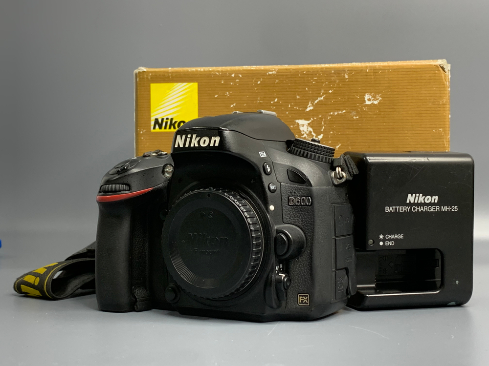 Nikon D600 183000 кадров Трещина на верхнем экране