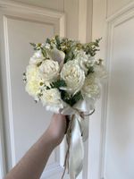 Свадебный букет из ромашки, диантусов, калл и одноголовых роз
