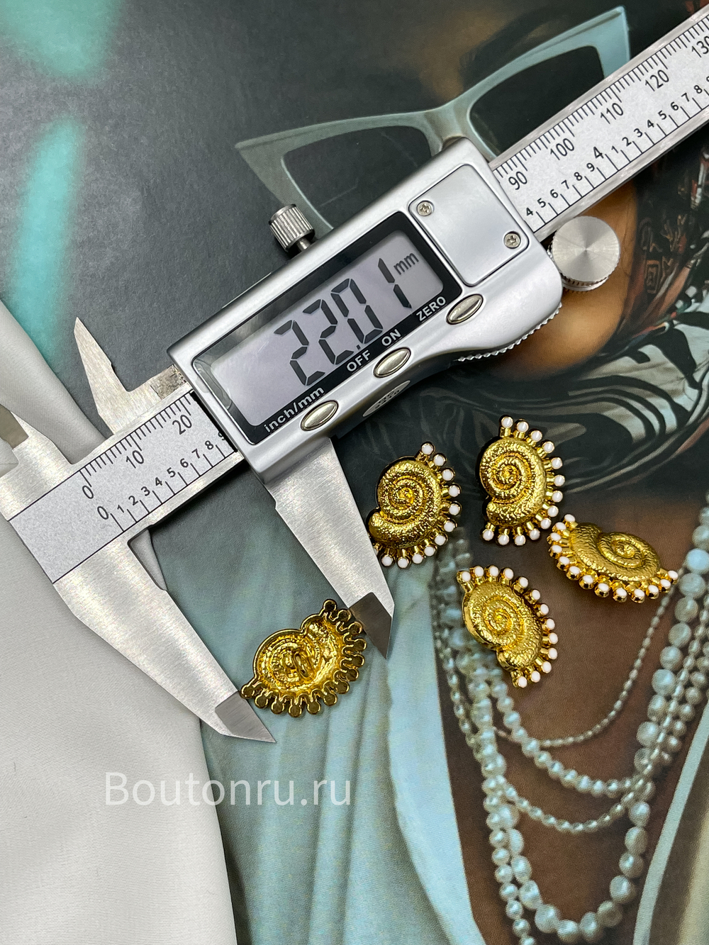 Пуговицы золотистые ракушка с белой эмалью Скиапар.