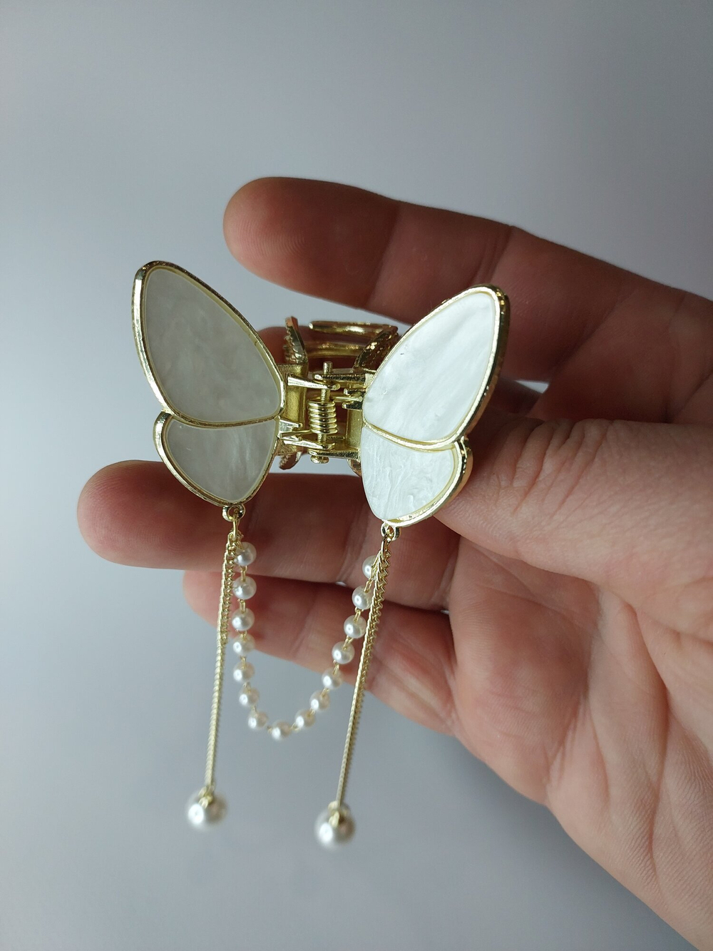 Перламутровый краб-бабочка для волос с  кисточками. Цвет белый