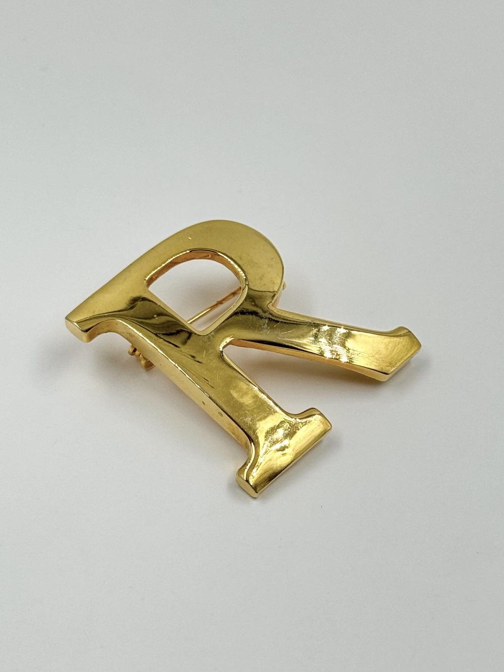 Брошь Буква R Anne Klein
