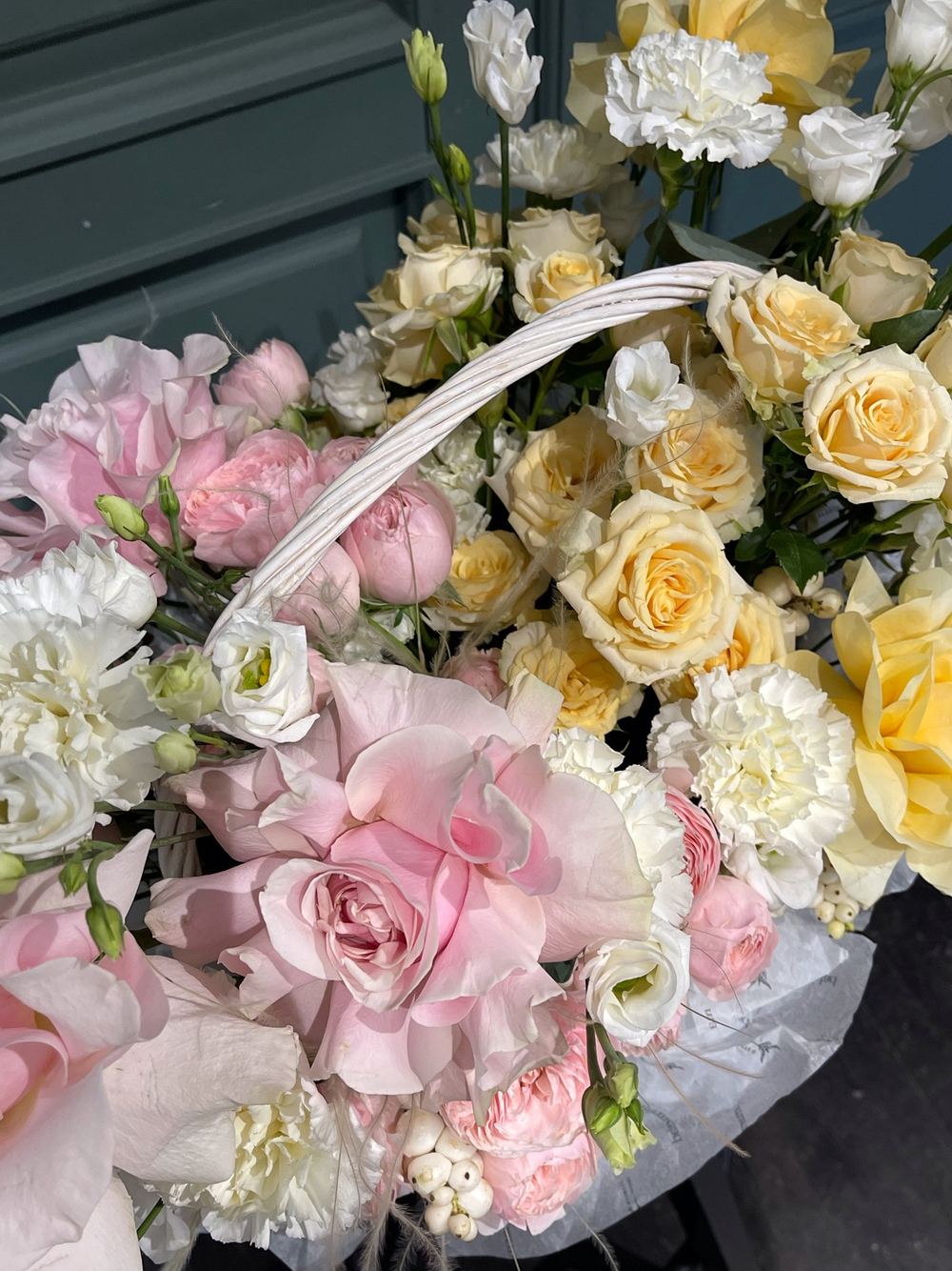 Цветочная корзина из роз, эустомы, диантусов и кустовых пионовидных роз
