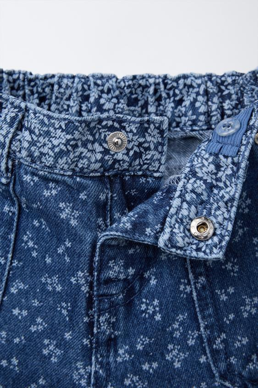 ZARA ДЖИНСЫ С ШИРОКИМИ ШТАНИНАМИ ИЗ ТКАНИ С ЦВЕТОЧНЫМ ПРИНТОМ, ВЫЦВЕТШИЙ СИНИЙ