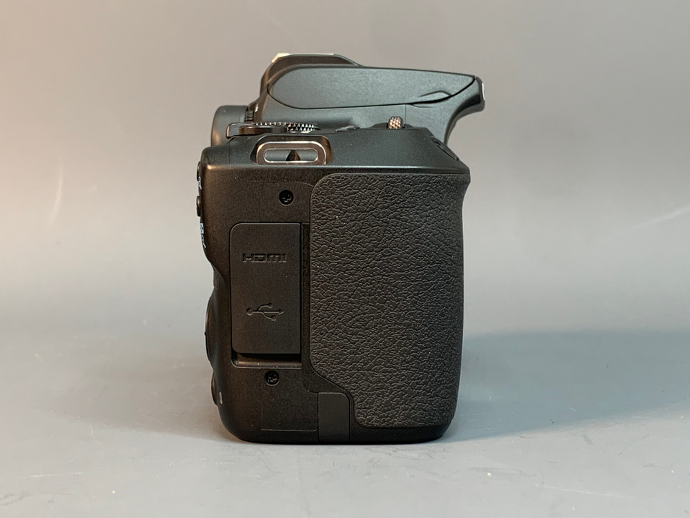 Canon 250D Kit 18-55mm STM 22.000 кадров