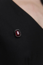 Брошь мини красный овальный кристалл в графитовой окантовке