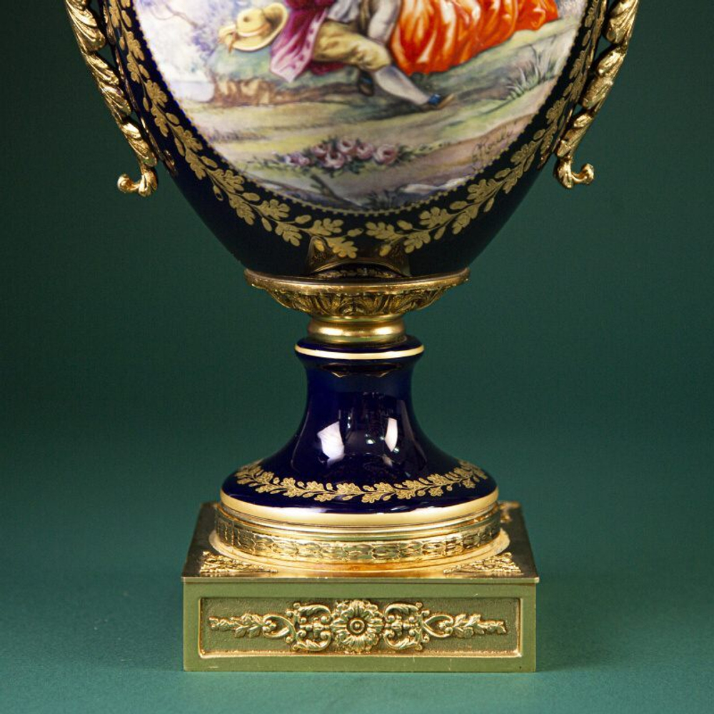 Пара ваз в дворцовом стиле