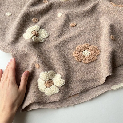 Трикотажное полотно с объемными ромашками