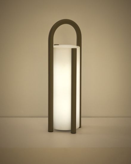 Большая портативная настольная лампа Leros из полиэтилена и стали бежевого цвета