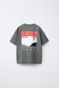 ZARA ФУТБОЛКА С ПРИНТОМ «СЕРФИНГ», АНТРАЦИТОВО-СЕРЫЙ