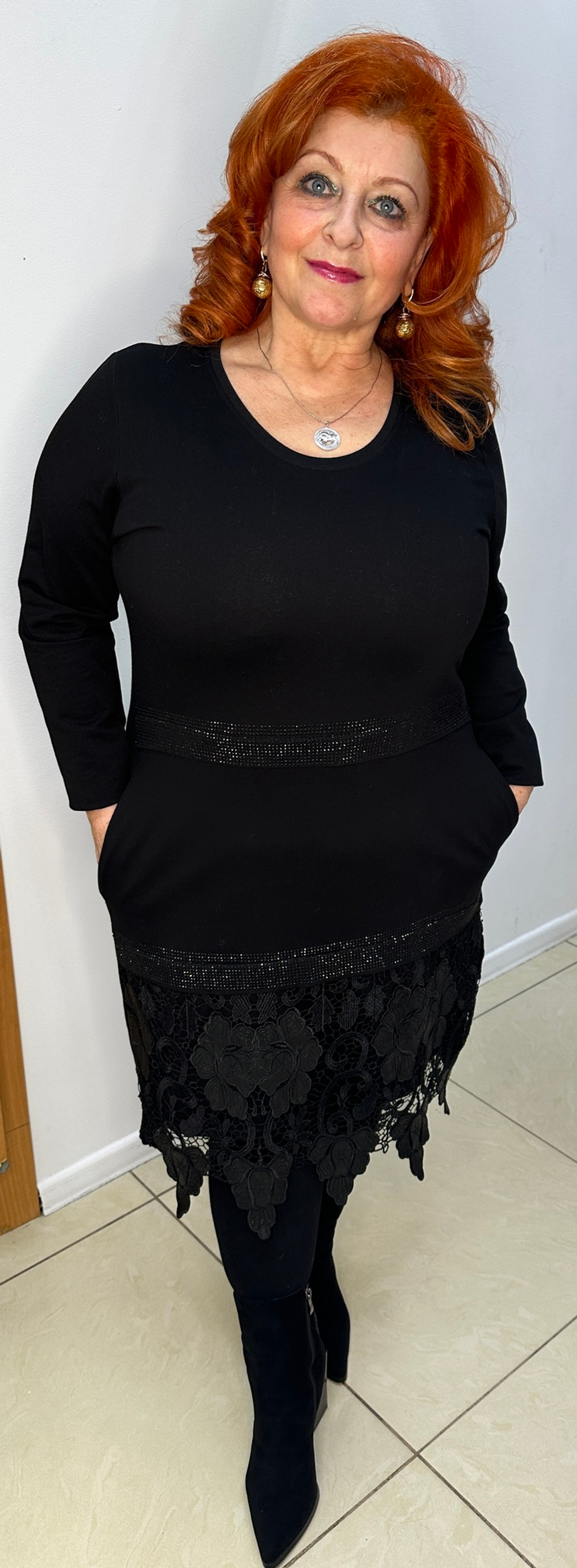 Трикотажное черное платье с ажурным низом