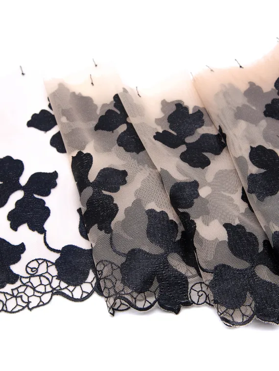 05-147 Вышивка на неэл. сетке 23 см, телесный/черный (правая)