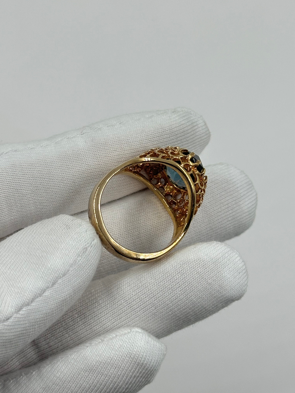 Кольцо с синим кристаллом