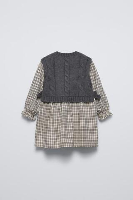 ZARA ПЛАТЬЕ В КЛЕТКУ С КОНТРАСТНЫМ ТРИКОТАЖНЫМ ЖИЛЕТОМ, СЕРЫЙ