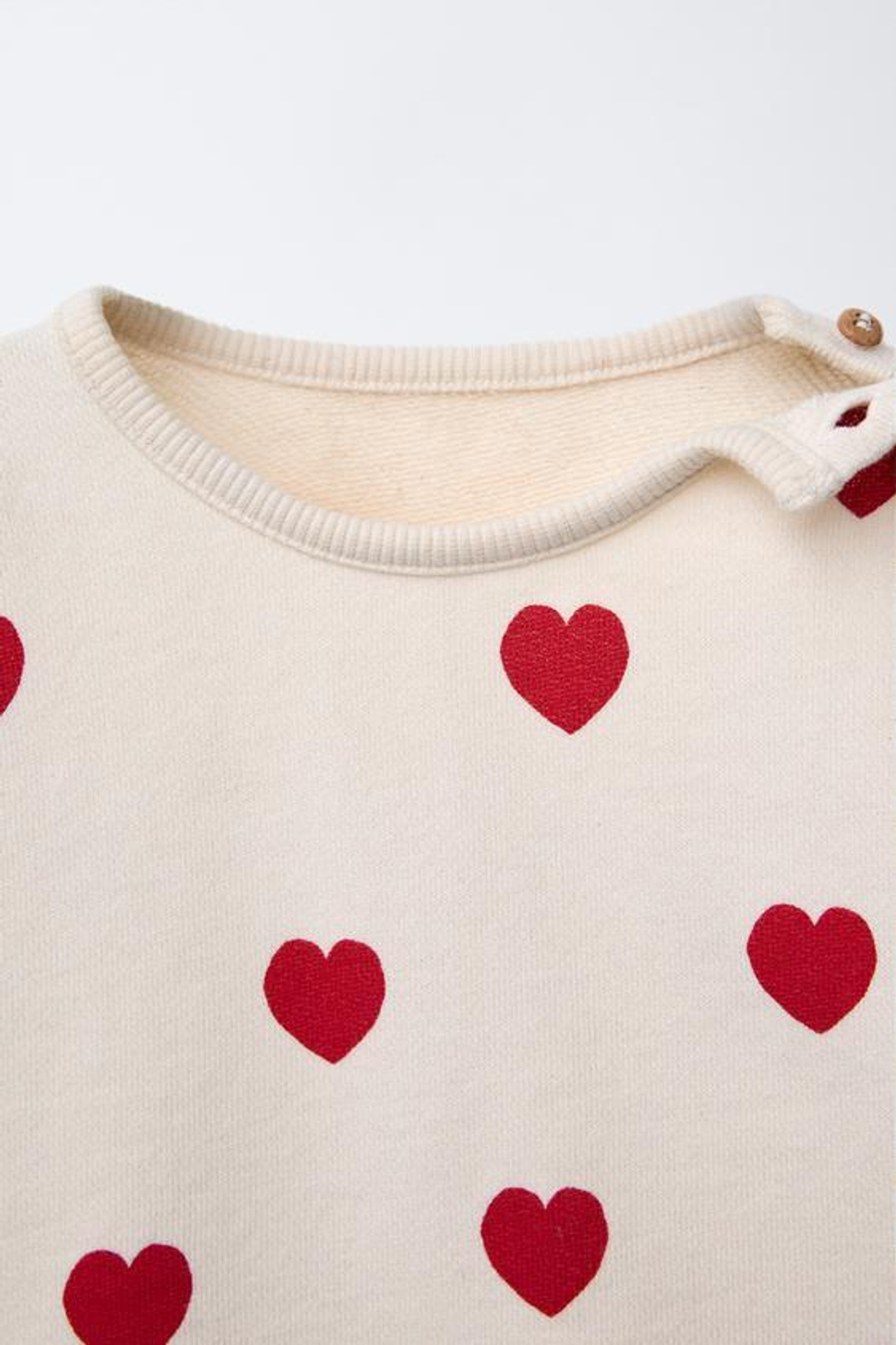 ZARA КОМПЛЕКТ ИЗ ТОЛСТОВКИ И ШОРТОВ С ПРИНТОМ «СЕРДЦА», СВЕТЛЫЙ ЭКРЮ