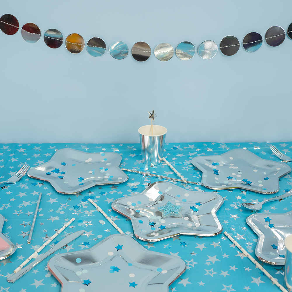 Скатерть металлизированная в голубом цвете с серебряными звездами, 137*183 см
