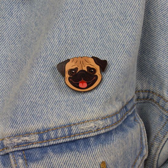 Деревянный значок. Голова Мопса