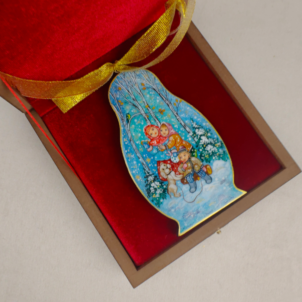Сувенир Матрешка "Зимние забавы" с росписью Палех в подарочном футляре