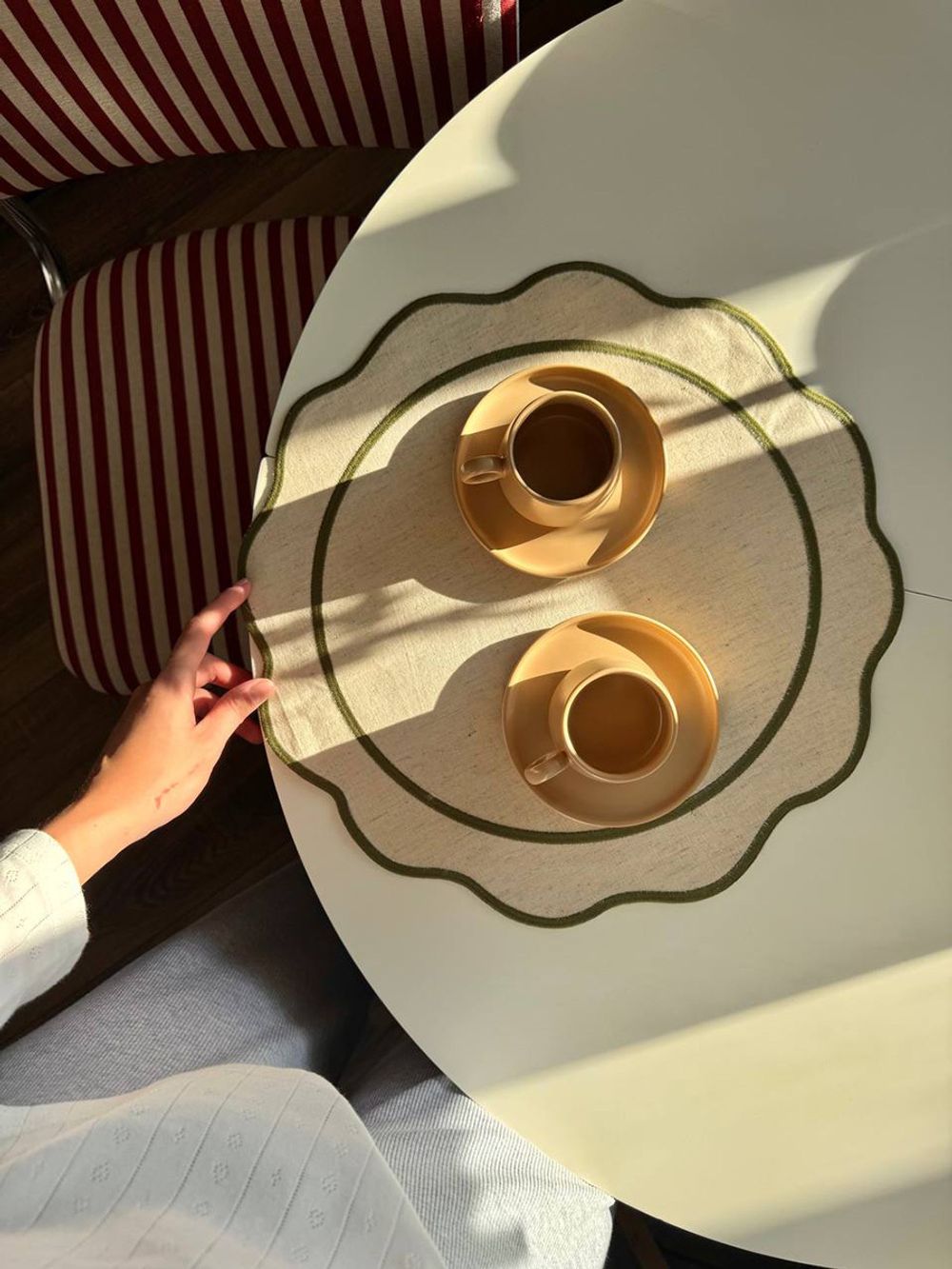 Салфетка под приборы Anemone из коллекции Trendy Ruffles, Ø38 см, оливковый