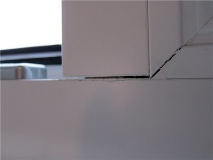 Ремонт трещин оконной рамы