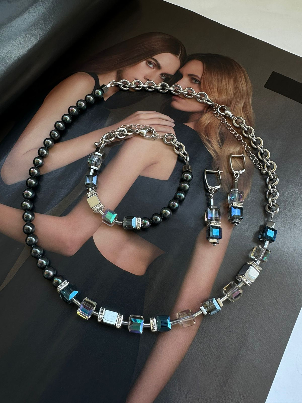 Серьги из радужных и дымчато-серых кубиков Swarovski с кристаллами, оттенок серебро