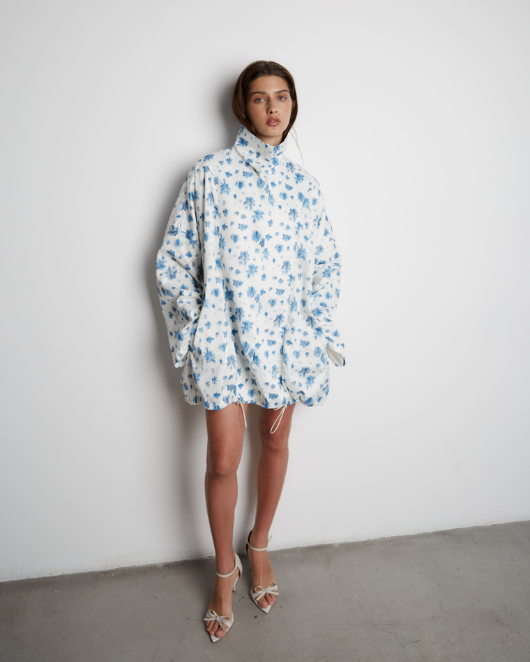 Ветровка объемного кроя непромокаемая цветы молочный/голубой